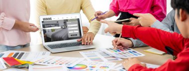 Çevrimiçi otel rezervasyon sitesi canlı rezervasyon sistemi sağlar. Seyahat teknolojisi kavramı .