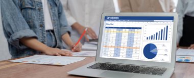 Hesap tablosu bilgi finansal başlangıç kavramı. Çevrimiçi analiz projesi için hesap tablosu belgelerinde veri ve grafikler