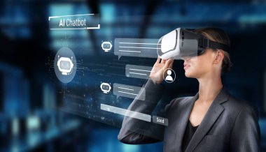 Profesyonel bir kadın sanal gerçeklik teknolojisi kullanarak yapay zeka sohbet robotuna bağlanır, otomasyon, kişisel yardım ve modern iletişim araçlarının kesişimini gösterir. XDMCP