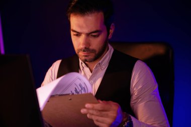 Piyasa verilerini ya da e-postalarını analiz eden sıkılmış işadamlarının, satış kanalı çevrimiçi ürünü üzerinde gecenin geç saatlerinde oluşturulan çevrimiçi ürün hazırlıklarına geri gönderdikleri portre. Tahmin et..