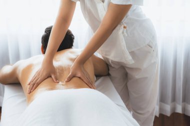 Kafkas erkek müşteri stres önleyici spa masajının keyfini çıkarıyor ve lüks otel veya oteldeki gündüz açık hava ortamında güzellik derisi eğlencesi ile şımartıyor. Sessiz.