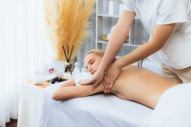 Kafkasyalı kadın müşteri stres önleyici spa masajının keyfini çıkarıyor ve lüks otel ya da oteldeki gündüz açık ortam güzellik salonunda güzellik teniyle eğleniyor. Sessiz.