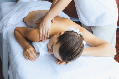 Kafkasyalı kadın müşteri stres önleyici spa masajının keyfini çıkarıyor ve lüks otel ya da oteldeki gündüz açık ortam güzellik salonunda güzellik teniyle eğleniyor. Sessiz.