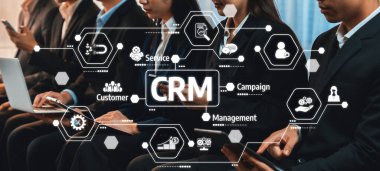 Modern bir şirket ortamında müşteri yönetimi ve hizmet stratejileri gibi CRM kavramlarını resmeden bir grup profesyonel iş adamı. Dostluk