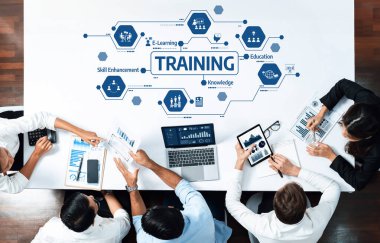 Çeşitli bir işletme ekibi modern bir çalışma alanında eğitim ve eğitim stratejisi tartışmalarına girişerek, becerileri geliştirmek ve öğrenme gelişimini desteklemek için teknolojiden yararlanıyor. Dostluk