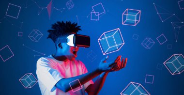 Geometrik şekillerde süzülürken mavi arka planda duran zeki çocuk. Afrikalı bir adam oyun oynuyor, VR gözlük takıyor ve sıradan bir gömlek giyiyor. Gelişmiş gerçeklik teknolojisi yenilik kavramı. Yaratıcılık.