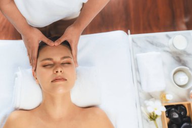 Panorama 'da kadınların stres önleyici kafa masajından ve lüks tatil beldesi veya otel spa salonundaki modern ışık ortamında yüz güzelliği eğlencelerini şımartmaktan hoşlandığı bir manzara var. Sessiz.