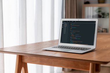 Model uygulama ve program kodlaması için bilgisayar ekranında yazılım geliştirme programlama