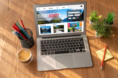Model arama ve seyahat planlama için internet sitesi uçuş, otel ve tur rezervasyonları için anlaşma ve paket sunuyor