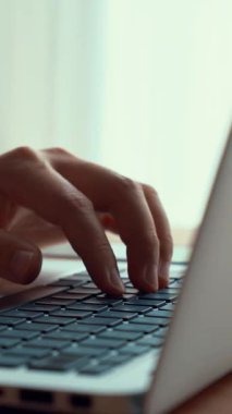 İşadamı ofis masasındaki becerikli dizüstü bilgisayarda elle çalışıyor. Bilgisayarın klavyesini yazarken ve çalışırken yakın çekim ve seçici odaklanma.