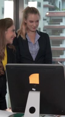 Profesyonel iş adamları şirket ofisinde grup toplantısında mali konuları tartışırlar. Küresel iş ve beyin fırtınası kavramı.