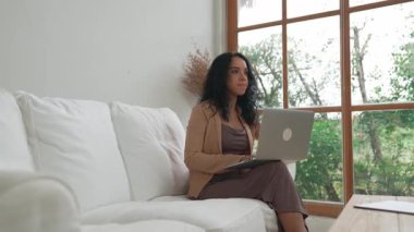 İnternette önemli bir iş için dizüstü bilgisayar kullanan Afro-Amerikalı bir kadın. Evde çalışan sekreter veya çevrimiçi içerik yazma.