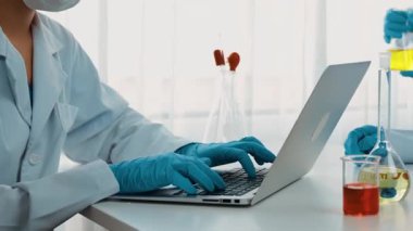 Laboratuvar araştırmacısı yeni bir ilaç geliştirir ya da tedavi eder. Laboratuvar tüpünde renkli kimyasal sıvı kullanır. Mikrobiyoloji uzmanlığı ve laboratuvar ekipmanları ile sağlık hizmetlerinin teknolojik gelişimi. Katı.