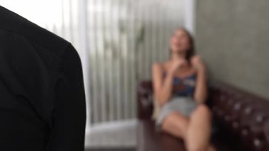 Psikolojik konsültasyon zihinsel problemde iyileşme kaydediyor. Terapi seansında mutlu genç bayan hasta iyileşiyor. Psikiyatrist de akıl hastalığı teşhisi koyuyor. Düzenle