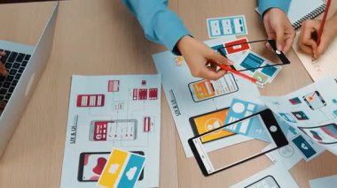 Mobil uygulama ya da web sitesi için kullanıcı arayüzü prototipi planlayan şirket çalışanlarının en iyi görünüm videosu. UX UI tasarımcı beyin fırtınası kullanıcı dostu arayüz planı. Sinerjik