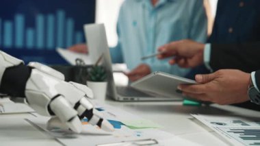 Yapay zekanın yol açtığı çözümlerin şirket stratejisini geliştirme ve finansal tahminleri iyileştirmede iş profesyonellerini desteklediği gelecekteki bir ofis. Noogenesis Yapay Zeka