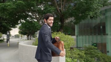 Keyifle dans eden yetenekli beyaz iş adamı soğukkanlılığını koru ve şehir merkezinde yürümeye devam et. Profesyonel menajer terfi ile ilgili iyi haberleri kutlamak için dans ediyor. Sevinçli..