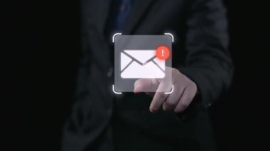 İş adamı e-posta kutusunu kontrol ediyor, daha iyi verimlilik için mesajları düzenliyor ve önceliklerini belirliyor. Etkili iletişim için akıllı e-posta teknikleri öğren. Kullanıcı Kimliği