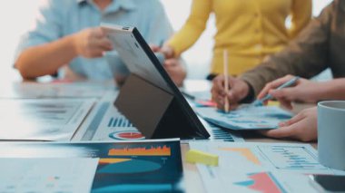 Profesyonellerden oluşan dinamik bir ekip verimli bir toplantıya katılarak dizüstü bilgisayarlar ve kağıt çizelgelerindeki mali verileri analiz ediyor, yaratıcılığı ve stratejik işbirliğini teşvik ediyor. SACTR