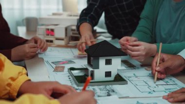 Mimarlar takımı, bir evin detaylı bir modelini sergileyerek, yaratıcılık ve yenilikleri yansıtarak, bir yandan da bina planlarını tartışarak ortak bir oturuma katıldı. SACTR