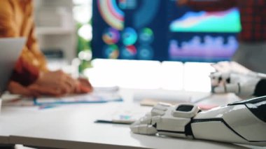 İş adamlarının trendleri izlemelerine, görüşleri analiz etmelerine ve kurumsal büyüme stratejilerini geliştirmelerine yardım eden yapay zekâlı bir asistan. Noogenesis Yapay Zeka