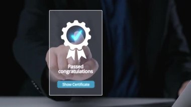 İş adamı ürün sertifikasını güvence altına alıyor ve önemli bir başarıyı simgeliyor. Ürün sertifikasını geçirerek kaliteye ve güvenilirliğe olan bağlılığını gösteriyor. Kullanıcı Kimliği