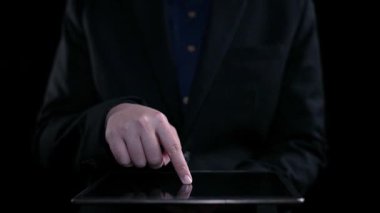 İş adamı B2B peyzajında geziniyor, iş-iş bağlantılarını geliştirmek için kullanım teknolojisi kullanıyor. B2B etkileşimini yeniden şekillendiren keşifler, iş-iş stratejilerinde yenilikleri yönlendiren araçlar. Kullanıcı Kimliği