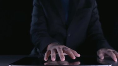 Bir çift el tablet ekranın üzerinde yüzen iletişim simgeleri ve yıldız reytingleri ile etkileşime girerek, geri bildirim ve dijital etkileşimi modern bir bağlamda göstermektedir. Dörtgen