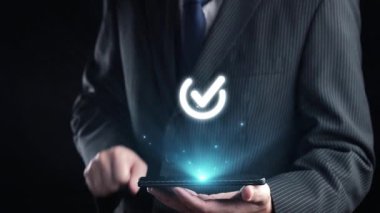 İş adamı, QC ve QA standartlarının karşılandığından emin olmak için katı kalite güvencesi protokolleri uyguluyor. Kalite güvencesi ile sertifikalı ürün mükemmelliğine ulaşmak. Kullanıcı Kimliği