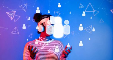 Dinamik bir sahnede, dijital ikonlar tarafından çevrelenmiş sanal gerçeklik teçhizatı içinde, modern bir dijital manzara içinde iletişim ve ağ kurmayı temsil eden bir kişi görülüyor. XDMCP