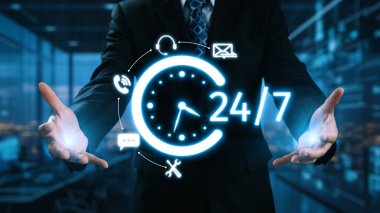 Bir işadamı, lüks bir ofis ortamında modern iş desteğini gösteren dijital saat grafikleri ve iletişim simgeleri kullanarak 24 saat kullanılabilirlik sergiliyor. Dörtgen