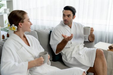 Güzellik ya da vücut bakımı güzellik salonu yaşam tarzı konsepti. Lüks otel kaplıcalarında ya da otel odasında, bornoz giyip rahatlayan bir çift. Tatil ve boş zaman rahatlığı. Sessiz.