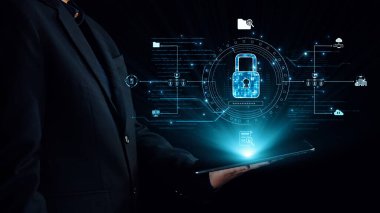 Bir iş adamı, elinde parlak siber güvenlik simgeleri ve dijital asma kilit ile çevrili bir tablet tutarak veri güvenliğinin teknolojideki önemini gösteriyor. Dörtgen