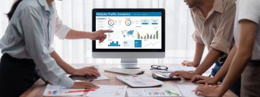 Bilgisayar ekranında web sitesi trafik analizi verileri için bilgisayar yazılımı. Çevrimiçi iş canlılığı için SEO arama motoru optimizasyonu ve müşteri hedefleme kavramı