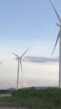 Çevreyi korumak için rüzgar türbininden yeşil ve yenilenebilir enerjiyle çalışan şarj istasyonunda şarj edilen gelişmiş gelecek enerji altyapısı konsepti.