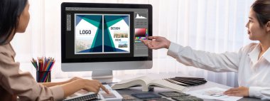 Masadaki bir grup iç mimar takımı dizüstü bilgisayarında mimari yazılım bulunan çeşitli ruh hali tahtası örneklerini seçiyor. Modern yenileme ve iç malzeme seçimi konsepti. İçgörü