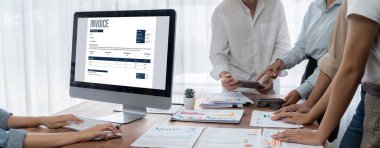 Muhasebe uygulamasından gelen fatura bilgisayar ekranında. Şirket işlerinin finans ve bütçesi için bilgisayar programı. canlı.