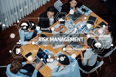 Risk yönetimi ve değerlendirme stratejileri ile uğraşan çeşitli takımları keşfetmek, iş ortamında yenilikçi çözümler için işbirliği sergilemek. Dostluk