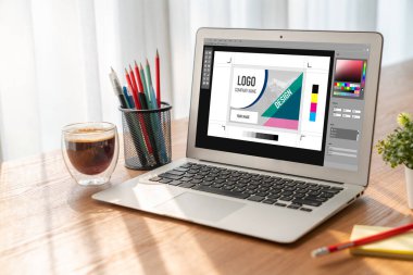 Web sayfasının modern tasarımı ve bilgisayar ekranında gösterilen ticari reklamlar için grafiksel tasarımcı yazılımı