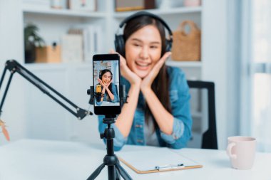 Yaratıcı yayıncı genç ve güzel Asyalı 'nın sunucu kanalındaki seçici odaklı telefon stüdyodaki dinleyiciyle günlük hayatta pazarlamayı veya danışmanı desteklemek için online olarak konuşuyor. Taktik.