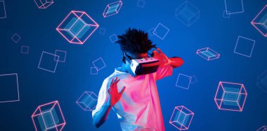 Geometrik şekillerde süzülürken mavi arka planda duran zeki çocuk. Afrikalı bir adam oyun oynuyor, VR gözlük takıyor ve sıradan bir gömlek giyiyor. Gelişmiş gerçeklik teknolojisi yenilik kavramı. Yaratıcılık.