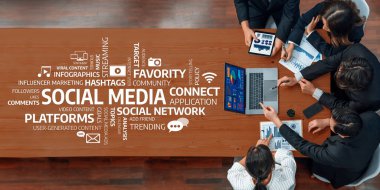 Çeşitli profesyonellerden oluşan bir grup sosyal medya stratejilerini tartışan bir toplantıya katıldı. Masada dijital pazarlama unsurları, katılım ölçümleri ve yenilikçi fikirler yer alıyor. Dostluk