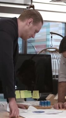 Yaratıcı iş adamları modern işyerindeki ofis masasında sohbet ediyorlar. Şirket uluslararası iş kavramı.