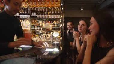 Paloma kokteyli içen güzel bir kadın, lüks tezgah bar arkadaşlığında ve gece kulübünde çift buluşmasında elinde Margarita bardağı ferahlatıcı bir içecek tutan bir arkadaşıyla güzel bir şekilde kadeh kaldırıyor. Vinosity.
