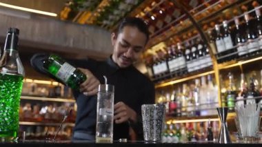 Asyalı barmenin karışık kokteyl likörünü likör karışımına katması, özel reklamı yaratıcı, canlandırıcı, bar lüksünde canlandırıcı bir vitrin haline getiriyor. Vinosity.