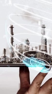 Geleceğin fabrikası ve yaratıcı grafik tasarımında yaratıcı enerji endüstrisi konsepti. Petrol, gaz ve petrokimyasal rafineri fabrikası. Hologramı yeni nesil enerji ve enerji sektörünü gösteriyor..