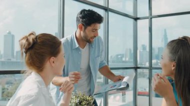 Profesyonel iş adamı akıllı yatırımcılara finansal grafiğini sundu. İşletme ekibinin birlikte çalışması, beyin fırtınası yapması, fikir paylaşması...