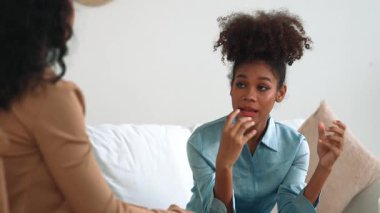 Mutlu hasta ve psikolog klinikte olumlu duygularla zihinsel sağlık sohbetlerini paylaşırken, aynı zamanda yurtiçi ofiste başarılı bir iş ve hayatı psikologa anlatıyor.