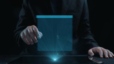 HTML, Python, Java ve C. Qubit gibi çeşitli kodlama dillerini gösteren, bir tablet üzerinde gösterilen gelecekçi programlama arayüzünün aktif bir görüntüsü