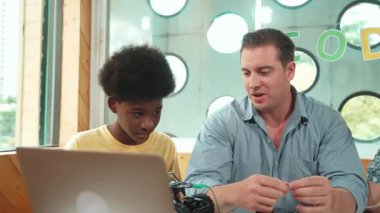 Yetenekli öğretmen çeşitli öğrencilere kablo ve elektronik ekipman kullanarak araba modelini tamir etmeyi öğretiyor. Bilgisayara bakarken ana kartı kontrol etmek için elektrikli alet kullanmayı öğrenen bir kız. Öğretim